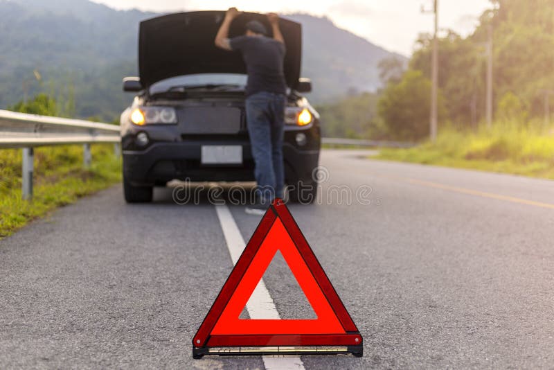 SeÃ±al del triÃ¡ngulo rojo en la carretera de advertencia tienen un coche con el capuchÃ³n abierto y el hombre arreglando un auto