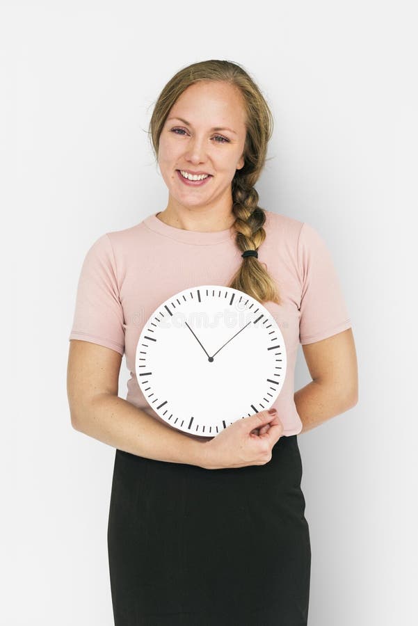 Señora caucásica Holding Clock Concept foto de archivo Señora caucásica Holding Clock Concept foto de archivo