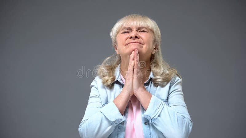 Señora del jubilado que hace deseo, el concepto de la fe y la esperanza en las buenas noticias, optimismo imágenes de archivo libres de regalías Señora del jubilado que hace deseo, el concepto de la fe y la esperanza en las buenas noticias, optimismo imágenes de archivo libres de regalías