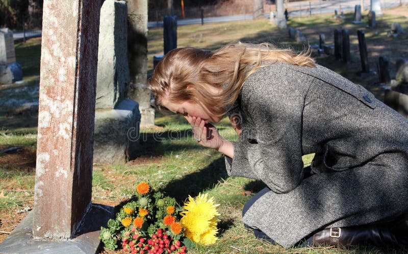Señora desconsolada con las flores en el sepulcro
