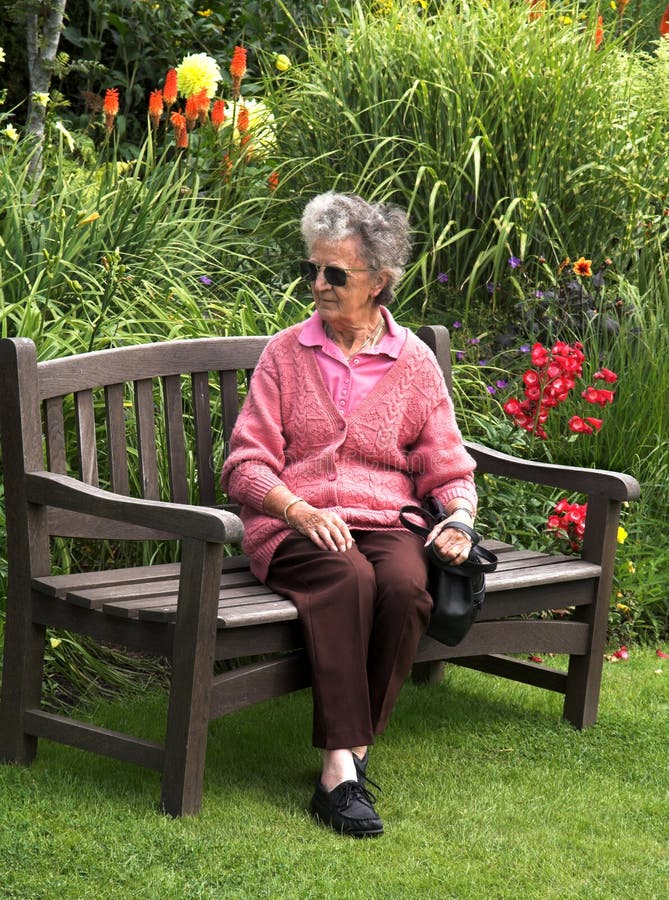 Señora en jardín foto de archivo Señora en jardín foto de archivo