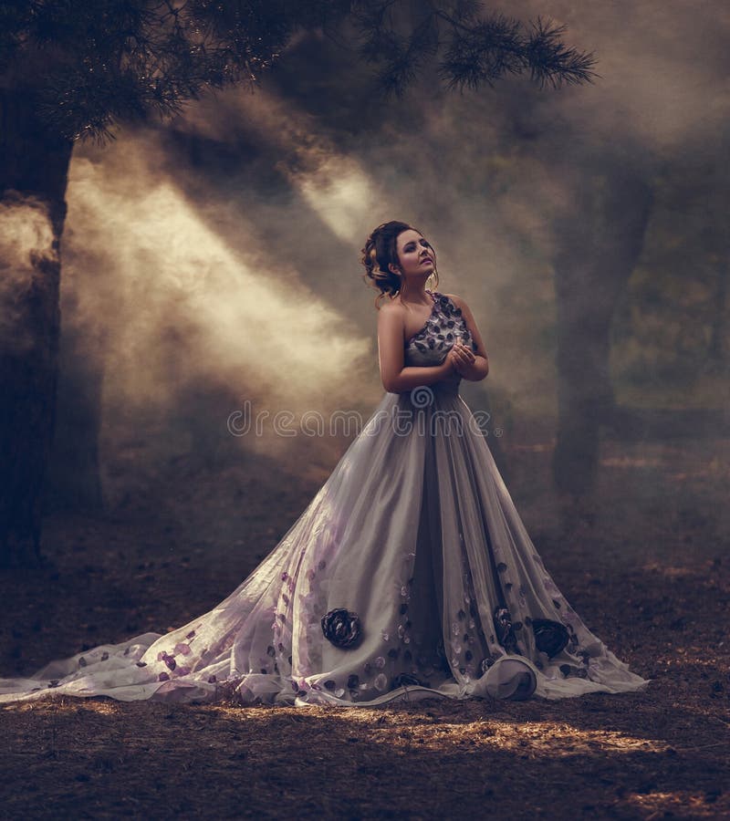 Señora en un vestido púrpura enorme de lujo fotografía de archivo libre de regalías Señora en un vestido púrpura enorme de lujo fotografía de archivo libre de regalías