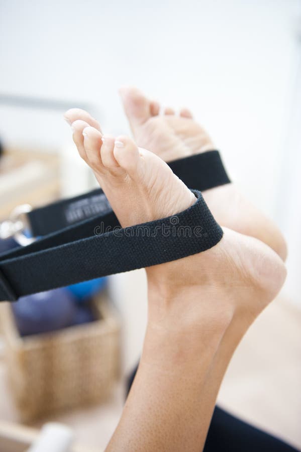 Señora joven atractiva que hace pilates imagen de archivo Señora joven atractiva que hace pilates imagen de archivo