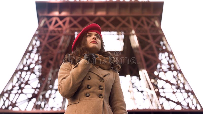 Señora joven en cuestión que coloca la torre Eiffel cercana sola, para amigo que espera fotos de archivo Señora joven en cuestión que coloca la torre Eiffel cercana sola, para amigo que espera fotos de archivo
