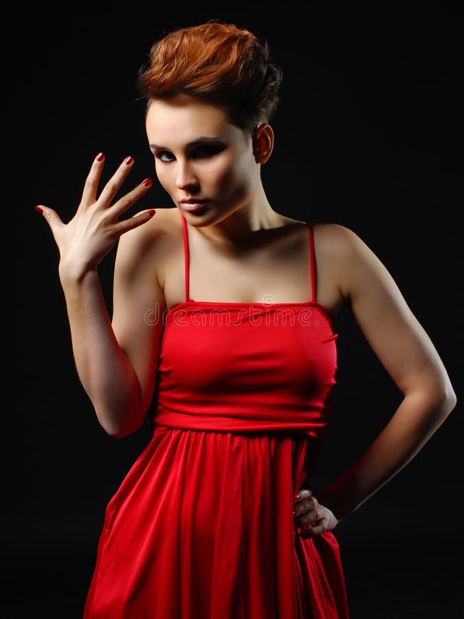 Señora joven sensual en el vestido rojo que presenta un estudio Belleza, concepto de la manera imágenes de archivo libres de regalías Señora joven sensual en el vestido rojo que presenta un estudio Belleza, concepto de la manera imágenes de archivo libres de regalías