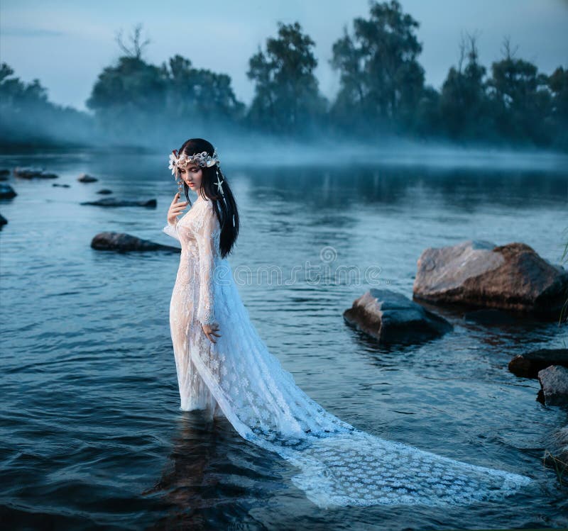 Señora lujosa, en vestido largo elegante en el centro del lago imagen de archivo libre de regalías Señora lujosa, en vestido largo elegante en el centro del lago imagen de archivo libre de regalías