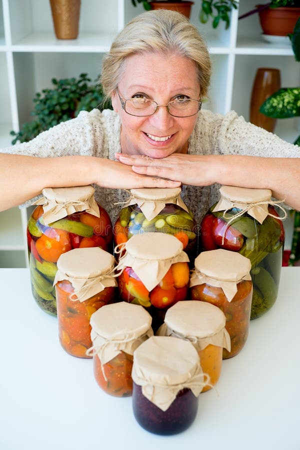 Señora mayor con la comida conservada en vinagre fotografía de archivo libre de regalías