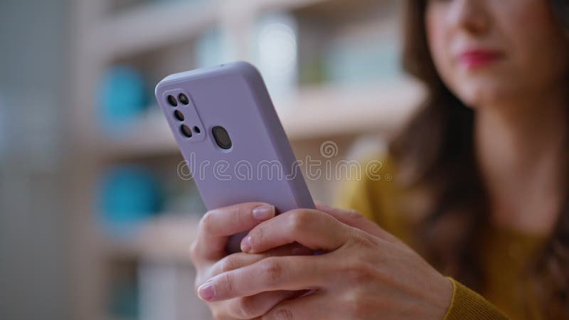 Señora positiva charlando en el lugar de trabajo de la sesión de smartphone. mujer alegre fotos de archivo libres de regalías