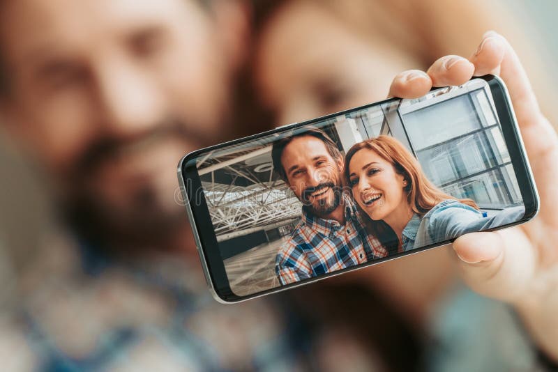 Señora positiva y varón que hacen el silfie fotos de archivo libres de regalías Señora positiva y varón que hacen el silfie fotos de archivo libres de regalías