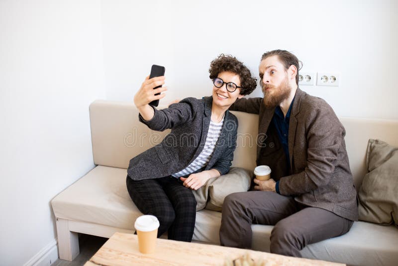 Señora que fotografía con el amigo divertido imágenes de archivo libres de regalías Señora que fotografía con el amigo divertido imágenes de archivo libres de regalías