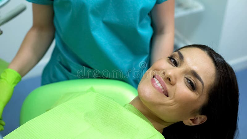 Señora que visita la clínica moderna de la dermatología, inyecciones hialurónicas y del botox faciales imagen de archivo libre de regalías Señora que visita la clínica moderna de la dermatología, inyecciones hialurónicas y del botox faciales imagen de archivo libre de regalías