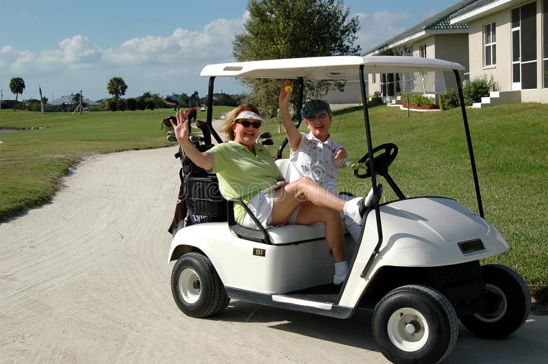 Señoras mayores en carro de golf Señoras mayores en carro de golf