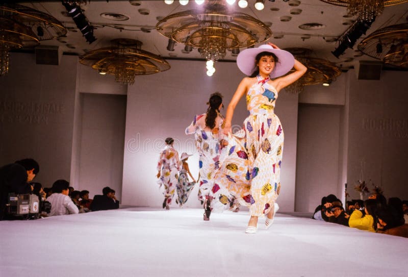 Seúl corea setiembre 08 1989 : una modelo camina por el desfile de modas de la pista. escaneado a partir de la transparencia de pe imágenes de archivo libres de regalías