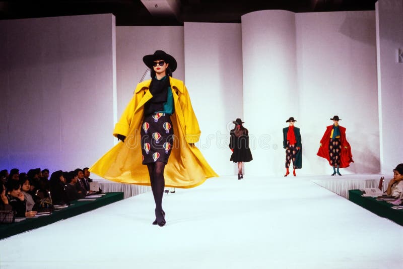 Seúl corea setiembre 08 1989 : una modelo camina por el desfile de modas de la pista. escaneado a partir de la transparencia de pe fotos de archivo