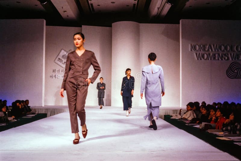 Seúl corea setiembre 08 1989 : una modelo camina por el desfile de modas de la pista. escaneado a partir de la transparencia de pe fotografía de archivo libre de regalías