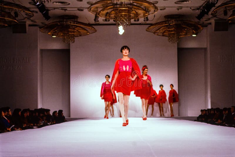 Seúl corea setiembre 08 1989 : una modelo camina por el desfile de modas de la pista. escaneado a partir de la transparencia de pe imagen de archivo libre de regalías