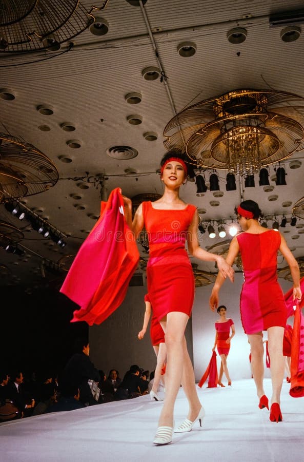 Seúl corea setiembre 08 1989 : una modelo camina por el desfile de modas de la pista. escaneado a partir de la transparencia de pe foto de archivo libre de regalías