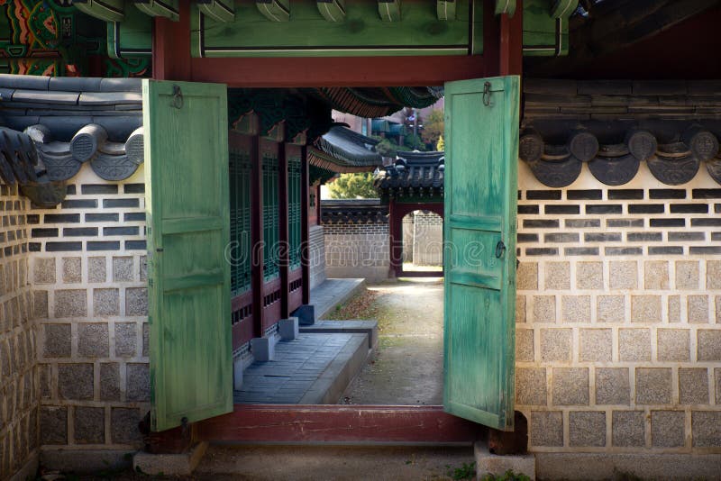 Seúl/Korea-06 del sur 11 2016: La visión desde la puerta en el palacio real de Seúl fotografía de archivo Seúl/Korea-06 del sur 11 2016: La visión desde la puerta en el palacio real de Seúl fotografía de archivo