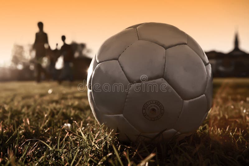 Sfera di calcio con la siluetta della gente in argento fotografia stock Sfera di calcio con la siluetta della gente in argento fotografia stock