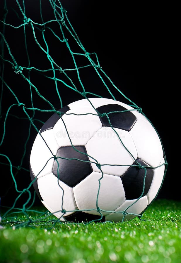 Sfera di calcio nel cancello netto fotografie stock Sfera di calcio nel cancello netto fotografie stock