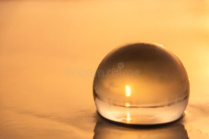 Sfera di cristallo sulla spiaggia con le onde del mare ad alba di mattina thailand fotografie stock Sfera di cristallo sulla spiaggia con le onde del mare ad alba di mattina thailand fotografie stock
