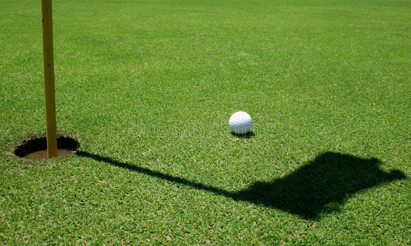 Sfera di golf nel verde immagini stock libere da diritti Sfera di golf nel verde immagini stock libere da diritti