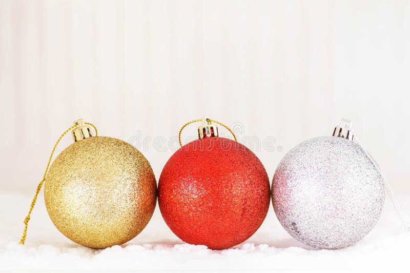 Sfere su una priorità bassa bianca immagini stock