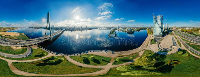 Sfery planeta Przerzuca most i domy w Ryskim mieście, Latvia 360 VR trutnia obrazek dla rzeczywistości wirtualnej, panorama
