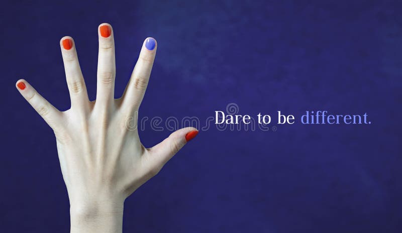 Sfida da essere differente Concetto di creatività e di originalità con fondo blu Un colore differente dell'unghia in dito immagine stock Sfida da essere differente Concetto di creatività e di originalità con fondo blu Un colore differente dell'unghia in dito immagine stock