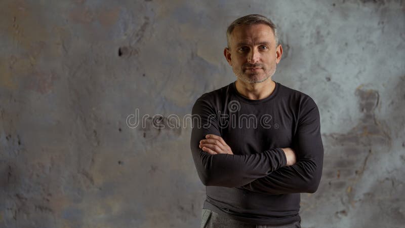Sfidi 45 anni che gli uomini modellano con capelli e la barba grigi fotografie stock Sfidi 45 anni che gli uomini modellano con capelli e la barba grigi fotografie stock