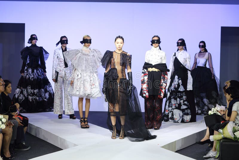 Bangkok, Tailandia - 29 maggio 2017; Sfilata di moda graduata di ultimo ` dall'università di Bangkok, tesi di fonte X del ` di progettazione di modo al grande magazzino di Emquartier