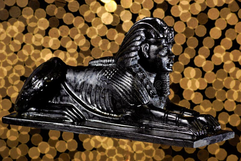 Sfinxen är en zoomorphic mytisk varelse I forntida egyptiskt konst-endjur med kroppen av ett lejon huvudet av en man _ royaltyfria foton Sfinxen är en zoomorphic mytisk varelse I forntida egyptiskt konst-endjur med kroppen av ett lejon huvudet av en man _ royaltyfria foton
