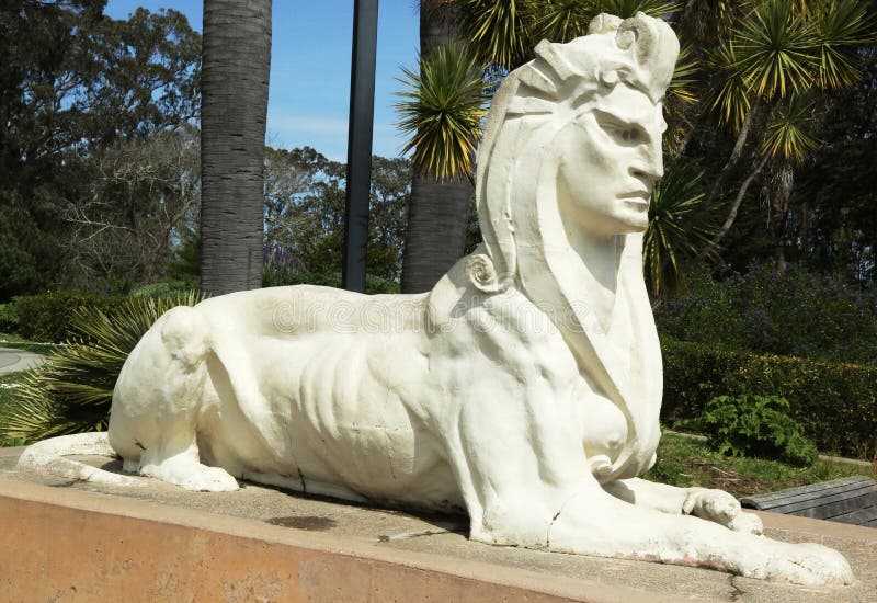Sfinxstaty av Arthur Putnam framtill av De Barn Museum i Golden Gate Park royaltyfria foton Sfinxstaty av Arthur Putnam framtill av De Barn Museum i Golden Gate Park royaltyfria foton