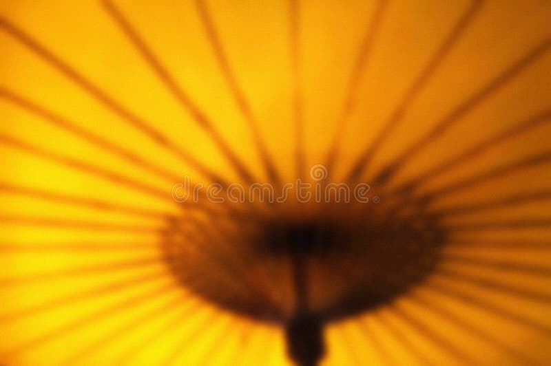 Sfocatura della linea marrone in fondo giallo immagine stock libera da diritti Sfocatura della linea marrone in fondo giallo immagine stock libera da diritti