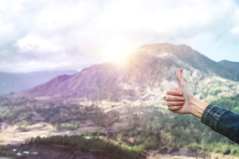 Sfogli su su un bello fondo della montagna con luce solare Volcano Batur, isola di Bali fotografie stock libere da diritti Sfogli su su un bello fondo della montagna con luce solare Volcano Batur, isola di Bali fotografie stock libere da diritti