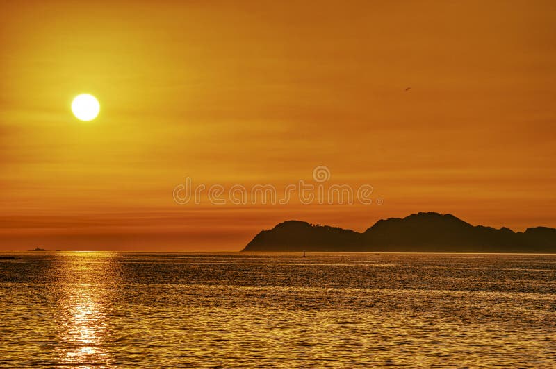 Sfondo astratto colora il fuoco nel tramonto dell'estate celeste sul mare fotografie stock libere da diritti Sfondo astratto colora il fuoco nel tramonto dell'estate celeste sul mare fotografie stock libere da diritti