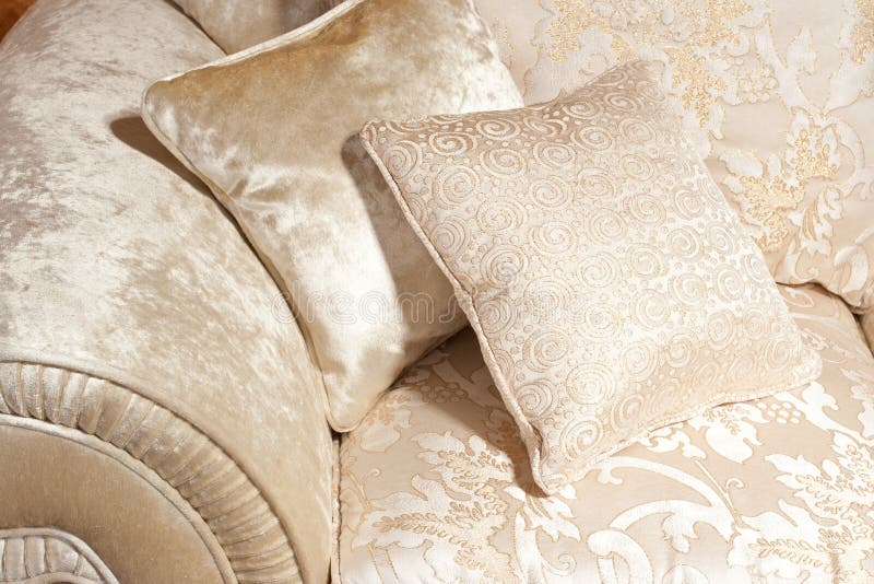 Sfondo astratto con modello di tessuto, divano di lusso e cuscini di arredamento fotografia stock libera da diritti