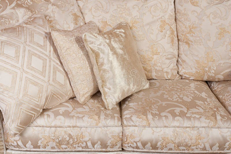 Sfondo astratto con modello di tessuto, divano di lusso e cuscini di arredamento fotografie stock