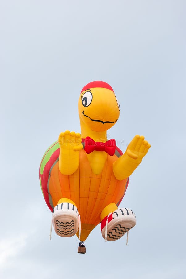 Mongolfiera a forma di tartaruga su sfondo di cielo azzurro fotografia stock libera da diritti