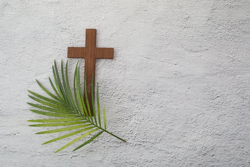 Sfondo della domenica delle palme. croce e palma sullo sfondo grigio.