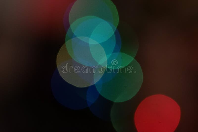 Sfondo delle luci a colori della bokeh. Questa immagine mostra la messa a fuoco selettiva sullo sfondo delle luci a colori bokeh