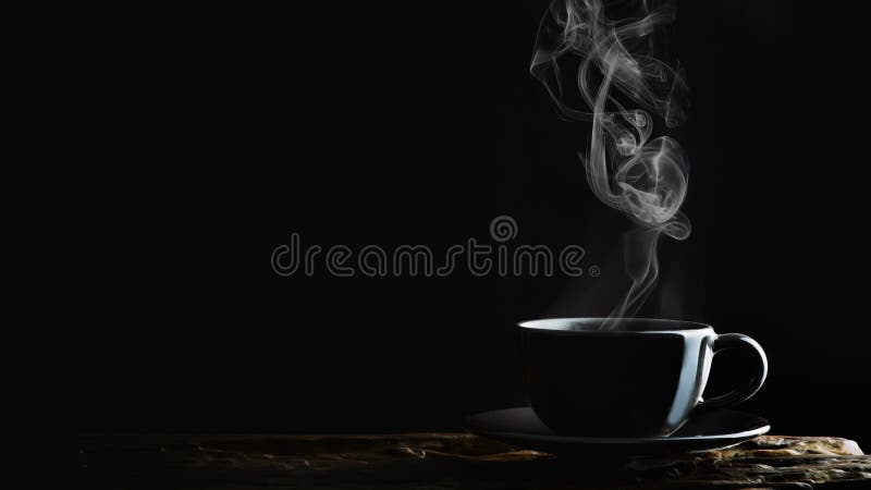 Sfondo di bevande di caffè caldo, tè o cioccolato in una tazza nera su una tavola di legno in fondo scuro immagine stock libera da diritti