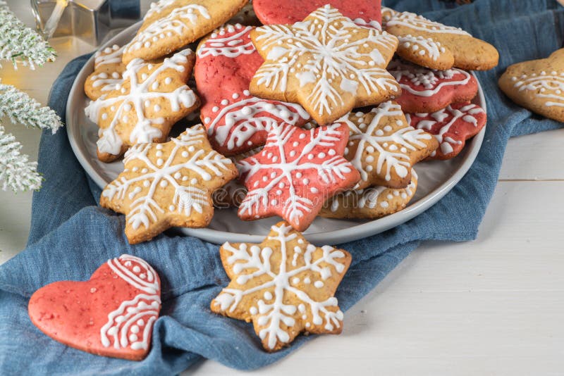 Decorazioni Natalizie X Dolci.Sfondo Di Legno Di Natale O Capodanno Con Ramificazioni Decorazioni Natalizie Biscotti Con Pan Di Zenzero Di Natale Natale Immagine Stock Immagine Di Nave Copia 166906871