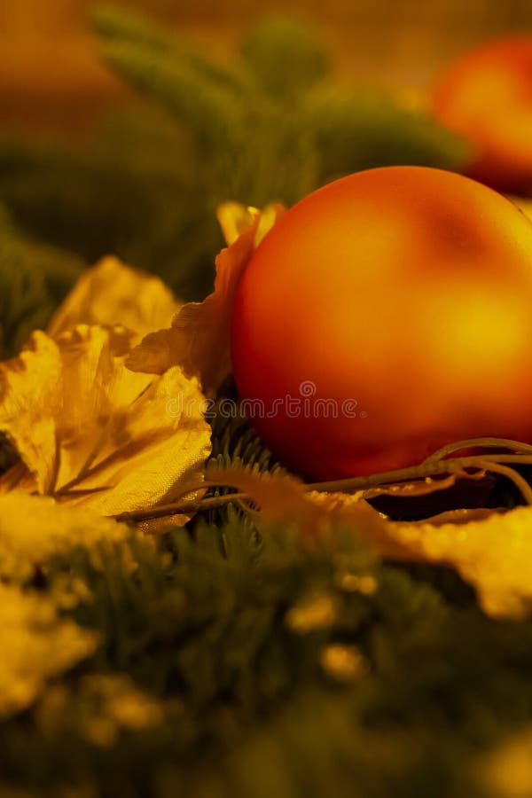 Sfondo di primo piano per la decorazione di Natale a palla in rosso arancione immagine stock Sfondo di primo piano per la decorazione di Natale a palla in rosso arancione immagine stock