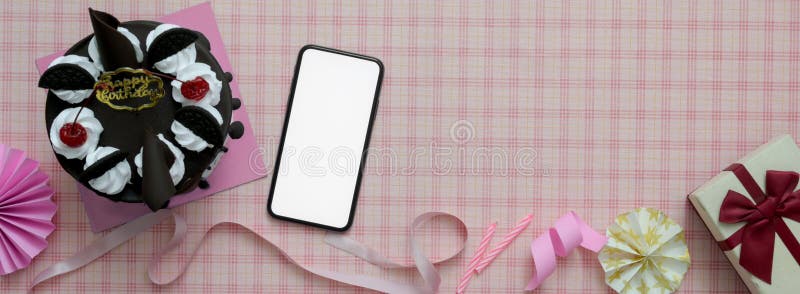 Sfondo di sfondo di uno scott rosa con decorazioni di torte per smartphone e copia dello spazio immagini stock