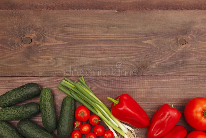 Sfondo di verdure fresche su tavola di legno rustico Visualizza dall'alto fotografia stock libera da diritti Sfondo di verdure fresche su tavola di legno rustico Visualizza dall'alto fotografia stock libera da diritti