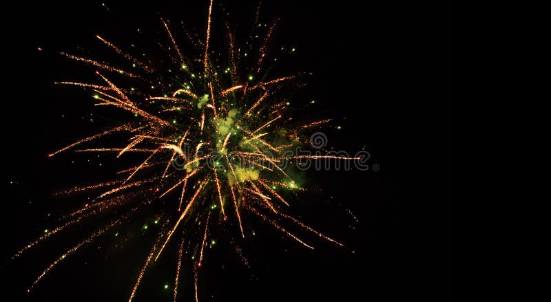 Sfondo festivo con bellissimi fuochi d'artificio d'oro fotografia stock