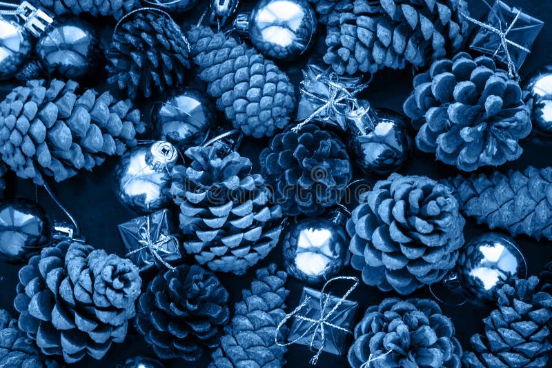 Sfondo natalizio con palline d'argento blu e pinecone a colori classici blu trendy Colore dell'anno 2020 immagini stock libere da diritti Sfondo natalizio con palline d'argento blu e pinecone a colori classici blu trendy Colore dell'anno 2020 immagini stock libere da diritti