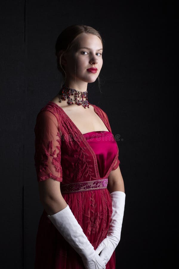 1910'sfrau im roten Spitzekleid und in der Kristallhalskette lizenzfreie stockfotografie 1910'sfrau im roten Spitzekleid und in der Kristallhalskette lizenzfreie stockfotografie