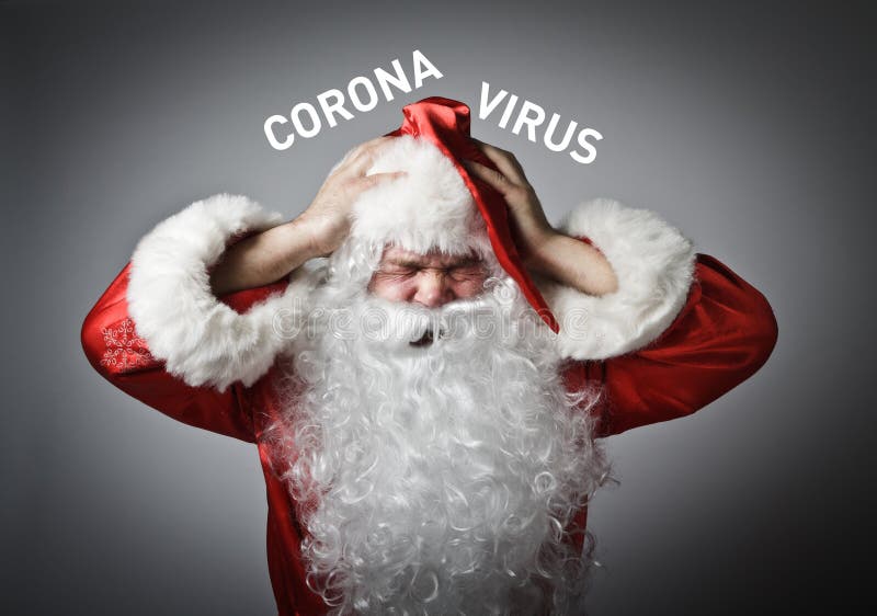 Sfrustrowany santa claus jest pełen wątpliwości i wahań. koncepcja wybuchu epidemii koronawirusów. tekst dotyczący koronawirusów zdjęcie royalty free
